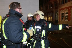 Der Sicherheitstrupp wird in die aktuelle Lage eingewiesen